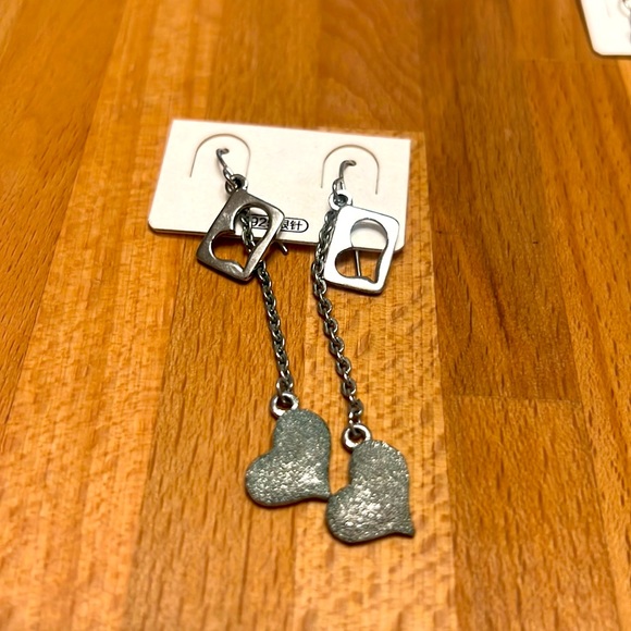 Assorted fashion earrings. - Picture 8 of 15